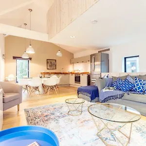 The Cliffside Chalet - Modern 3bdr Riverside Bath